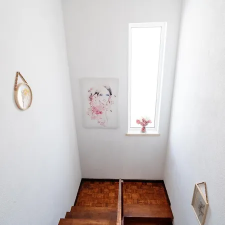 With Garden And Barbecue 나자레